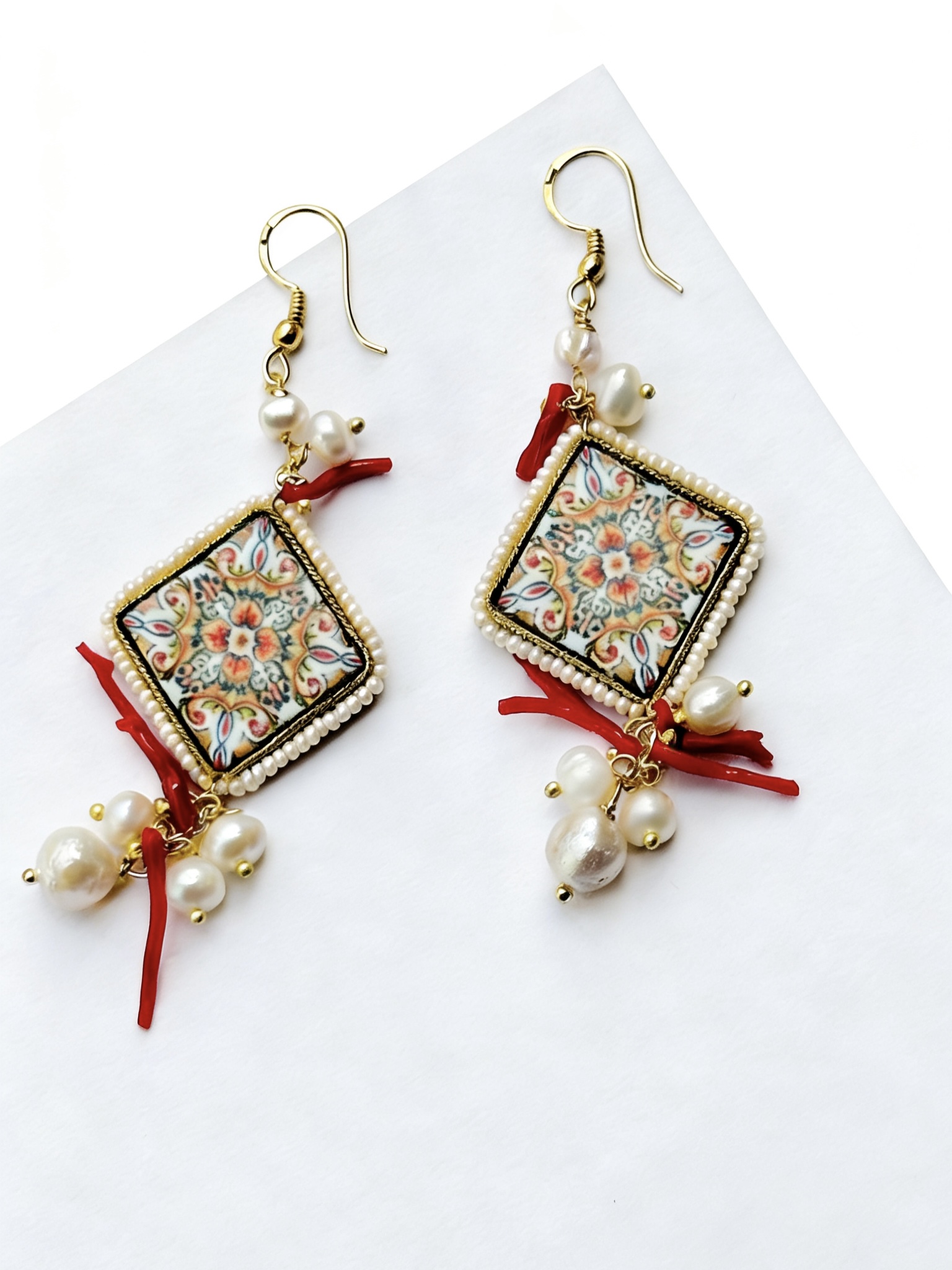 Boucles d'oreilles céramique avec perle / corail naturel (Blanc gris)