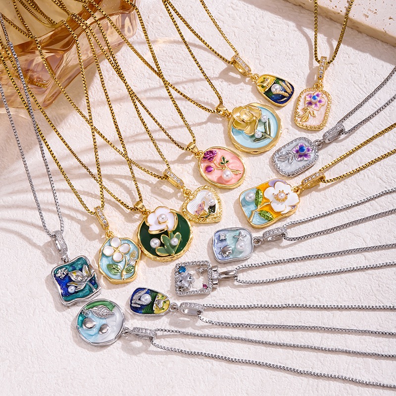 Pendentifs émaillés et chaînes — créations Bijora