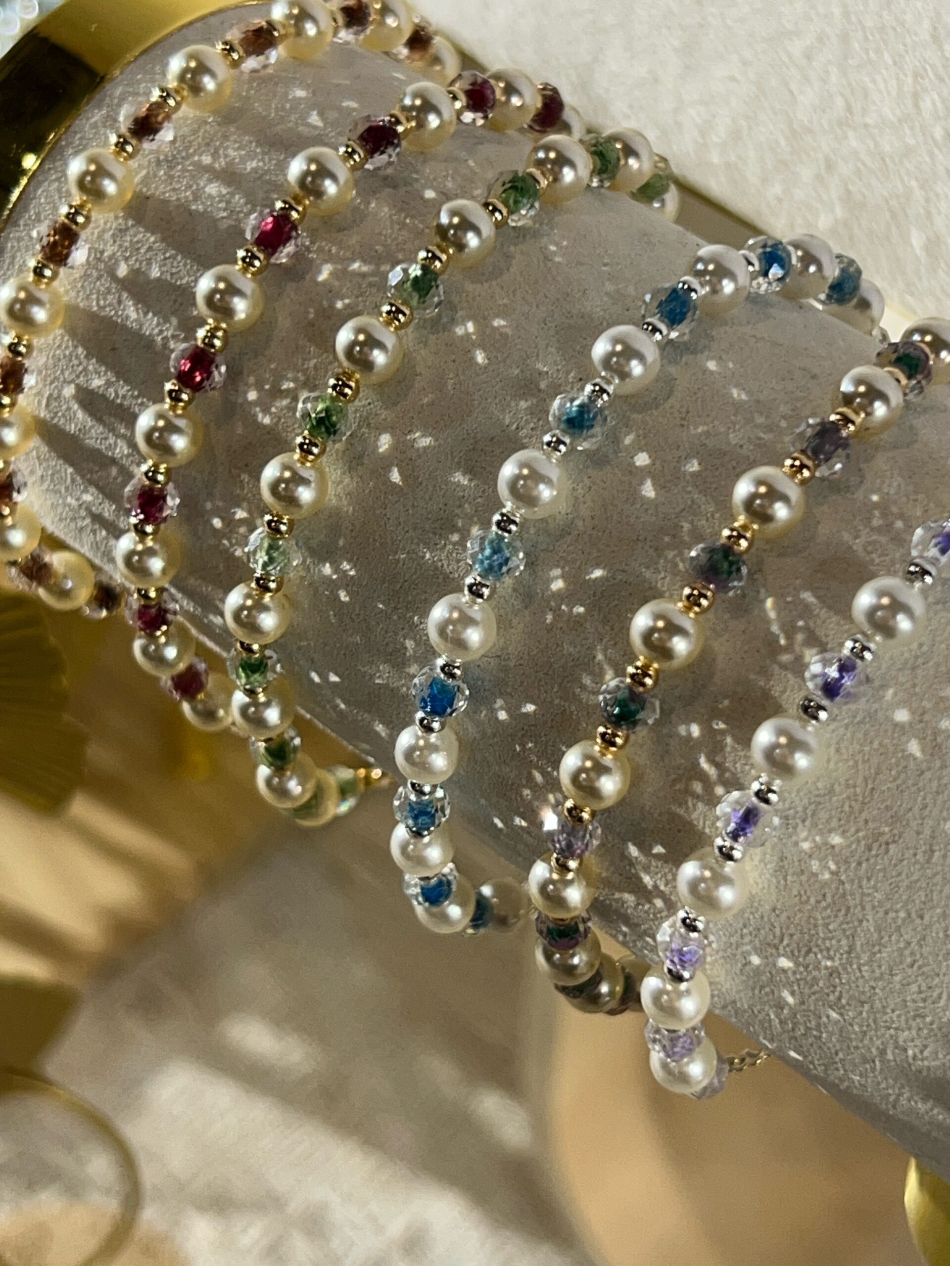 Bracelets en perles tissées à la main dans l’atelier Bijora